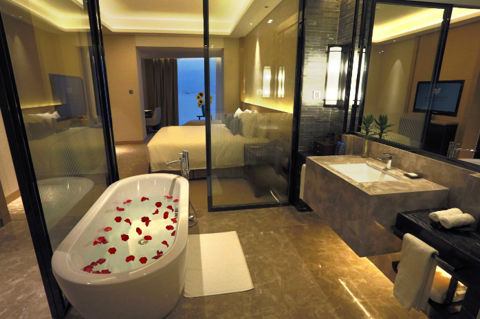 500平賓館酒店中央空調安裝方案推薦 針對不同面積以及不同使用需求的酒店中央空調安裝工程，我們有不同的方案推薦，大家都知道酒店安裝的中央空調跟其他場所有所不同，不僅僅是調節室內溫度，酒店中央空調還需要解決熱水的問題，那么針對這個特殊性，我們應該如何制定酒店中央空調安裝方案呢？   針對這個情況，越邦機電給大家推薦這兩種安裝方案，即風管機加空氣能熱水的方案以及風冷熱泵模塊機方案。   500平賓館酒店中央空調安裝方案推薦：風管機+空氣能熱水器   酒店賓館房間較多，且每個房間都需求單獨控制，風管機是一拖一形式出現的，每個房間安裝一臺，可以自由控制，這就解決了酒店賓館的溫控問題，安裝空氣能熱泵則可以解決用水的問題，這種安裝方案適合初始投資比較少的客戶選用，不過這樣安裝的劣勢就是，會占用更多的主機空間，并且對層高也有一定的要求，對建筑外墻的美觀度也還有一定的影響，綜合管理起來比較麻煩。   500平賓館酒店中央空調安裝方案推薦：風冷熱泵模塊機   酒店、辦公樓、賓館、醫院等場所使用風冷熱泵模塊機比較多，該機組可以一次性解決供熱、供冷和熱水的問題，不過這種方案前期成本投資較大，但是使用起來很方便，模塊機可以靈活的根據需求來串聯不同臺數的主機，以更好的效率來工作，同時具有熱回收功能，酒店的日常生活用水也可以得以解決。 以上就是上海越邦機電小編跟大家講解的內容，如果您有相關中央空調安裝、中央空調節能改造方案、中央空氣凈化、中央空調維護保養、熱水凈水、新風排風、空氣能等業務上的問題，可以咨詢我們的在線客服，或者直接撥打我們的免費熱線電話400-6969-298或199-0169-9929，我們將竭誠為您服務。越邦機電原創文章，抄襲必究，轉載請注明出處并附帶本文鏈接